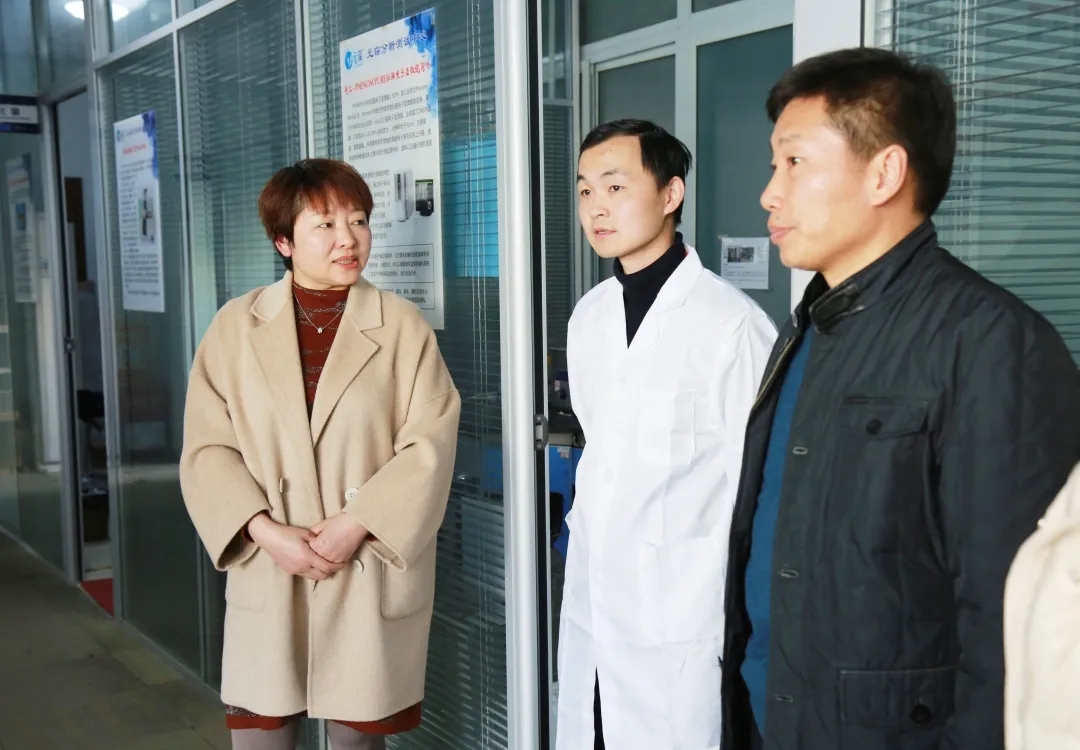 新站高新区总工会为利澳国际注册科技周冠辰蓝领创新工作室授牌